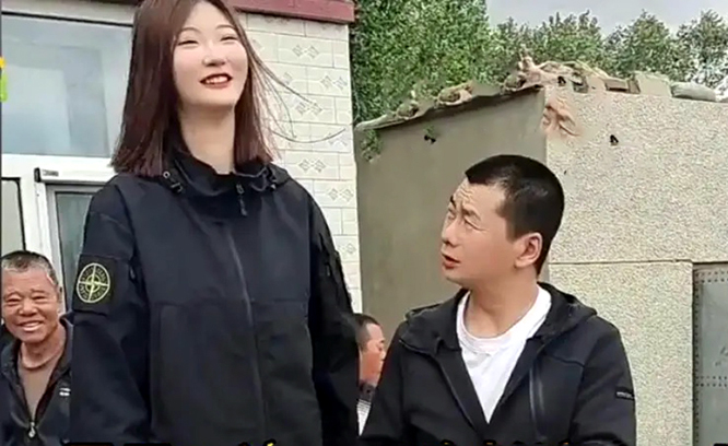 Cô gái cao 2,26 m lên mạng tìm chồng