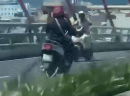 ‘Nữ ninja’ gây họa khi chạy xe máy ngược chiều trên cầu vượt ở Đà Nẵng