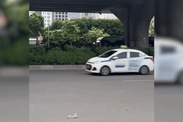 Tài xế taxi phóng ngược chiều, đánh võng loạn xạ trên đường Phạm Hùng