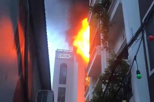 Cháy nhà 5 tầng trong ngõ nhỏ ở Hà Nội