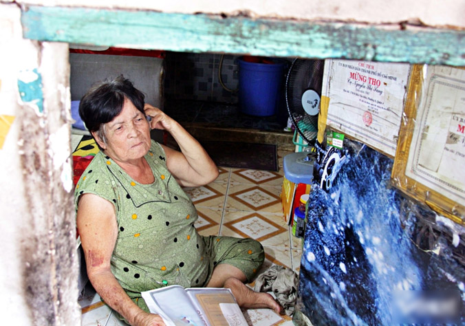 Quyết định bất ngờ của cụ bà 30 năm sống cô độc trong gầm cầu thang TPHCM