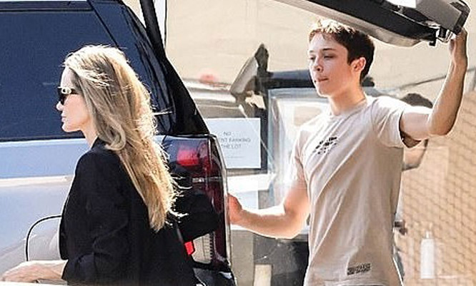 Angelina Jolie và con trai út đi mua sắm