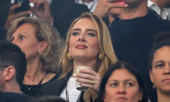 Adele ăn mừng chiến thắng của Anh tại Euro