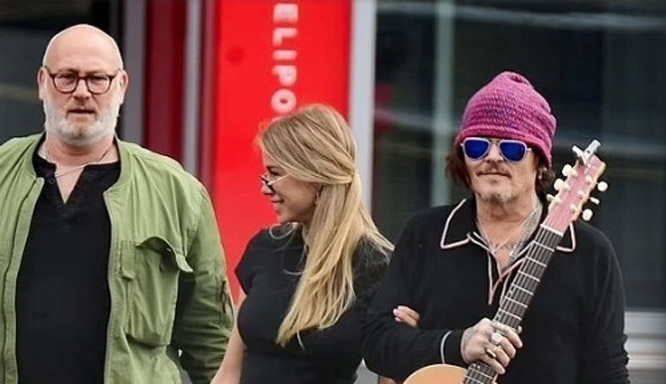 Johnny Depp hẹn hò người mẫu kém 33 tuổi