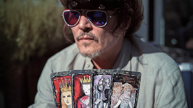 Johnny Depp vẽ tranh tôn vinh người yêu cũ
