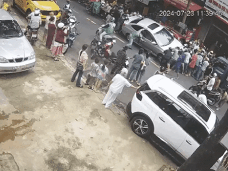 Nâng ôtô cứu người phụ nữ bị kéo lê trên đường