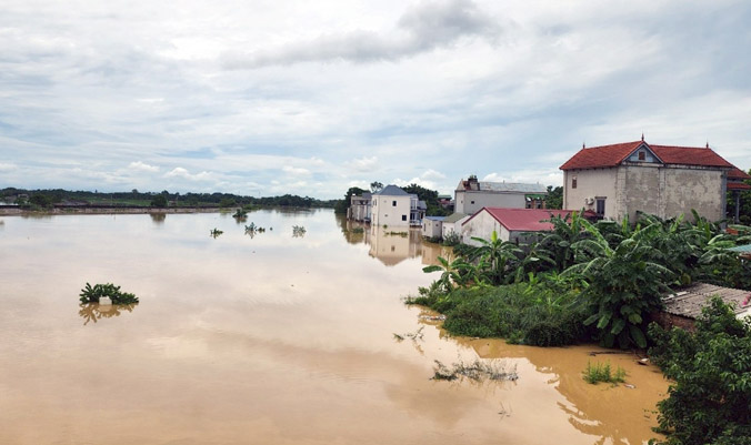 Hà Nội: Nước sông Bùi tràn qua đê, người dân Chương Mỹ hối hả chạy lũ